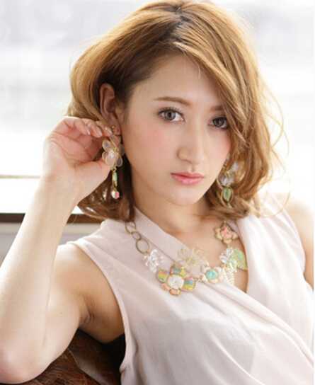 短发卷发棒教程图解_短发如何使用卷发棒_怎样用卷发棒卷短发