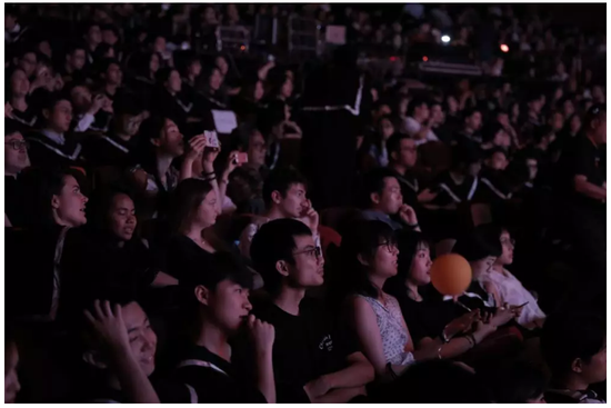 北京电影学院毕业_毕业生代表向基层服务者赠送感恩礼物_北京电影学院2018届毕业典礼