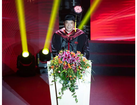 毕业生代表向基层服务者赠送感恩礼物_北京电影学院2018届毕业典礼_北京电影学院毕业