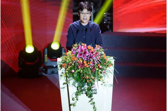 北京电影学院2018届毕业典礼_毕业生代表向基层服务者赠送感恩礼物_北京电影学院毕业