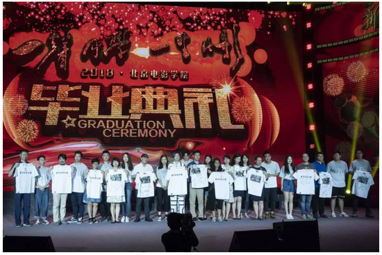 北京电影学院2018届毕业典礼_北京电影学院毕业_毕业生代表向基层服务者赠送感恩礼物