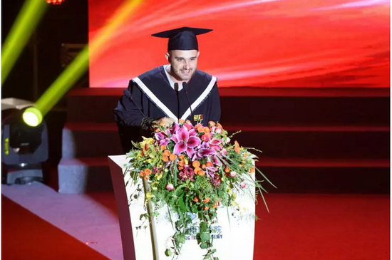 毕业生代表向基层服务者赠送感恩礼物_北京电影学院毕业_北京电影学院2018届毕业典礼