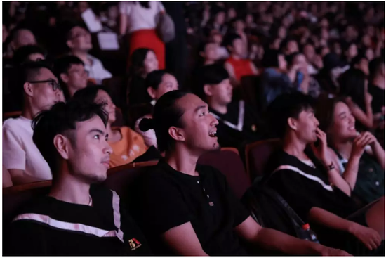 北京电影学院毕业_北京电影学院2018届毕业典礼_毕业生代表向基层服务者赠送感恩礼物