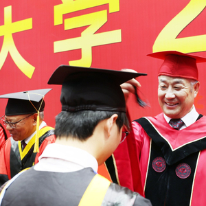 北京航空航天大学毕业典礼_坚守变中求定初心_北京航空航天大学毕业