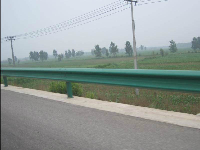 防撞桶规范_公路防撞桶荧光条设计_防撞桶交通安全管理