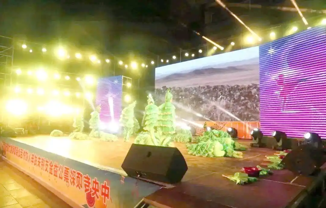 舞台灯光设计注意事项_舞台灯光搭配原则_舞台灯控台使用