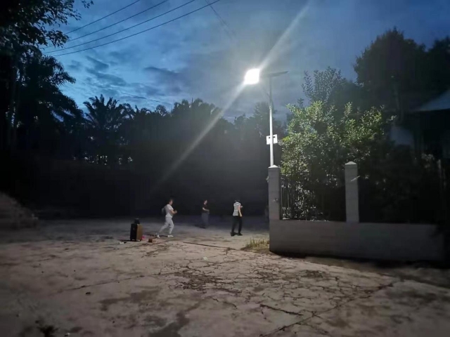 大路灯安装_夜幕降临华灯初上_我为群众办实事安装路灯