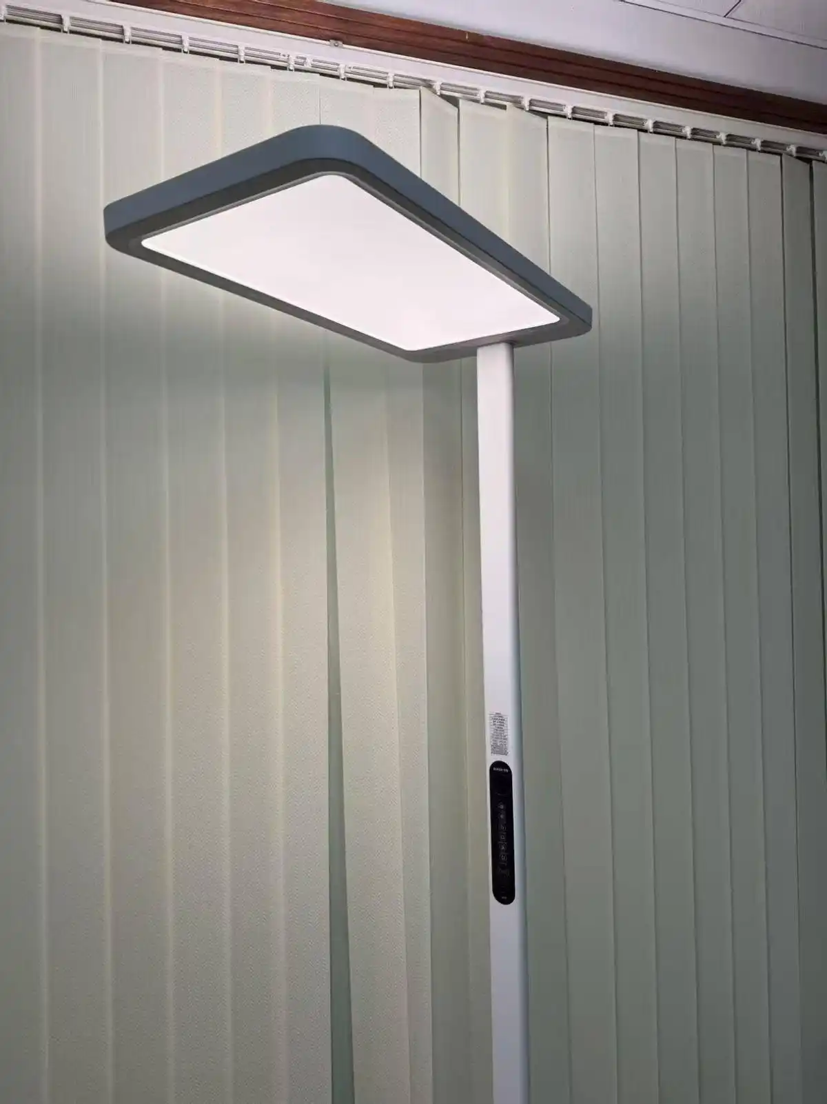 路灯下的大女孩图片_路灯下的大女孩_大路灯上手