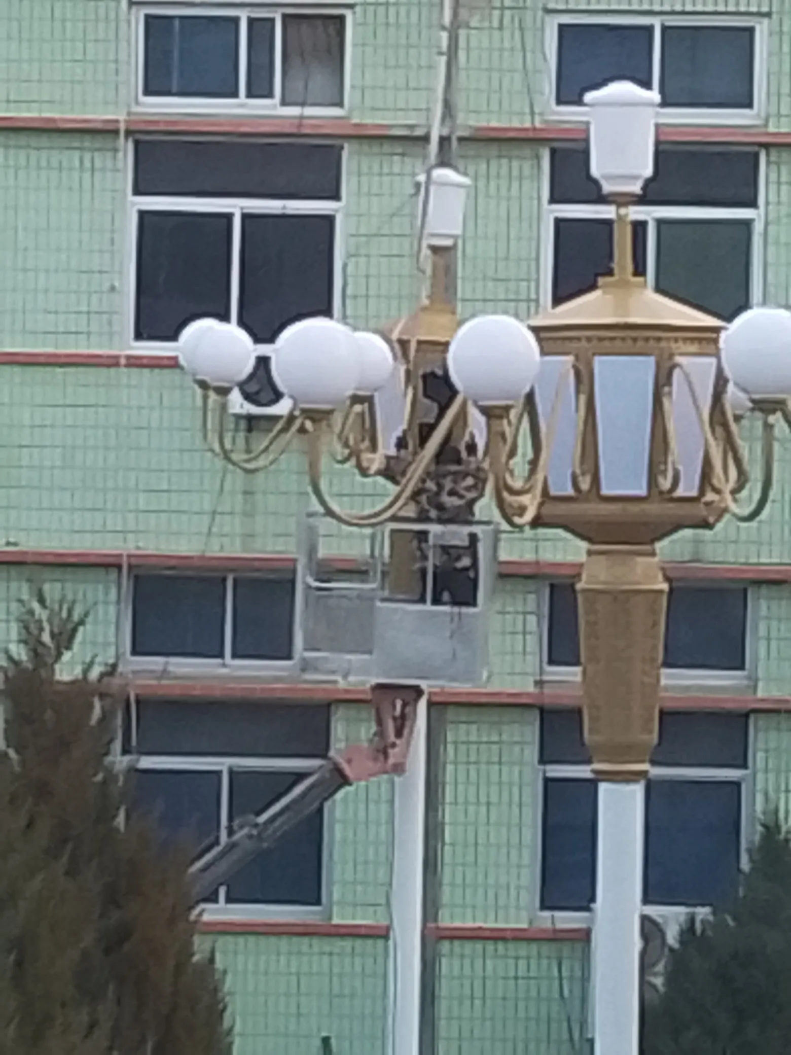 北方冬天路灯安装_寒风中高空作业工人_大路灯安装