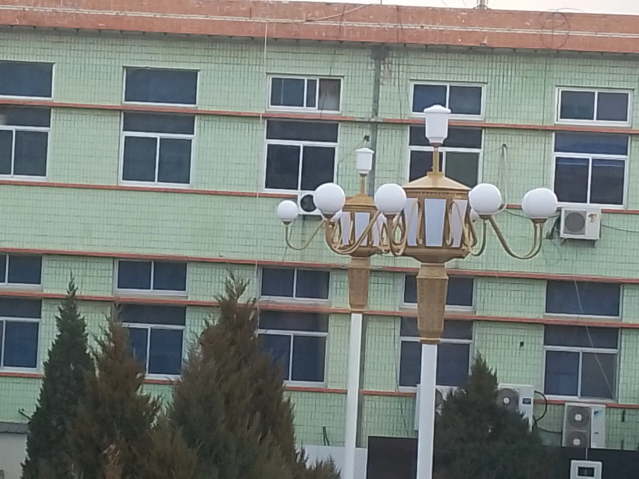 寒风中高空作业工人_北方冬天路灯安装_大路灯安装