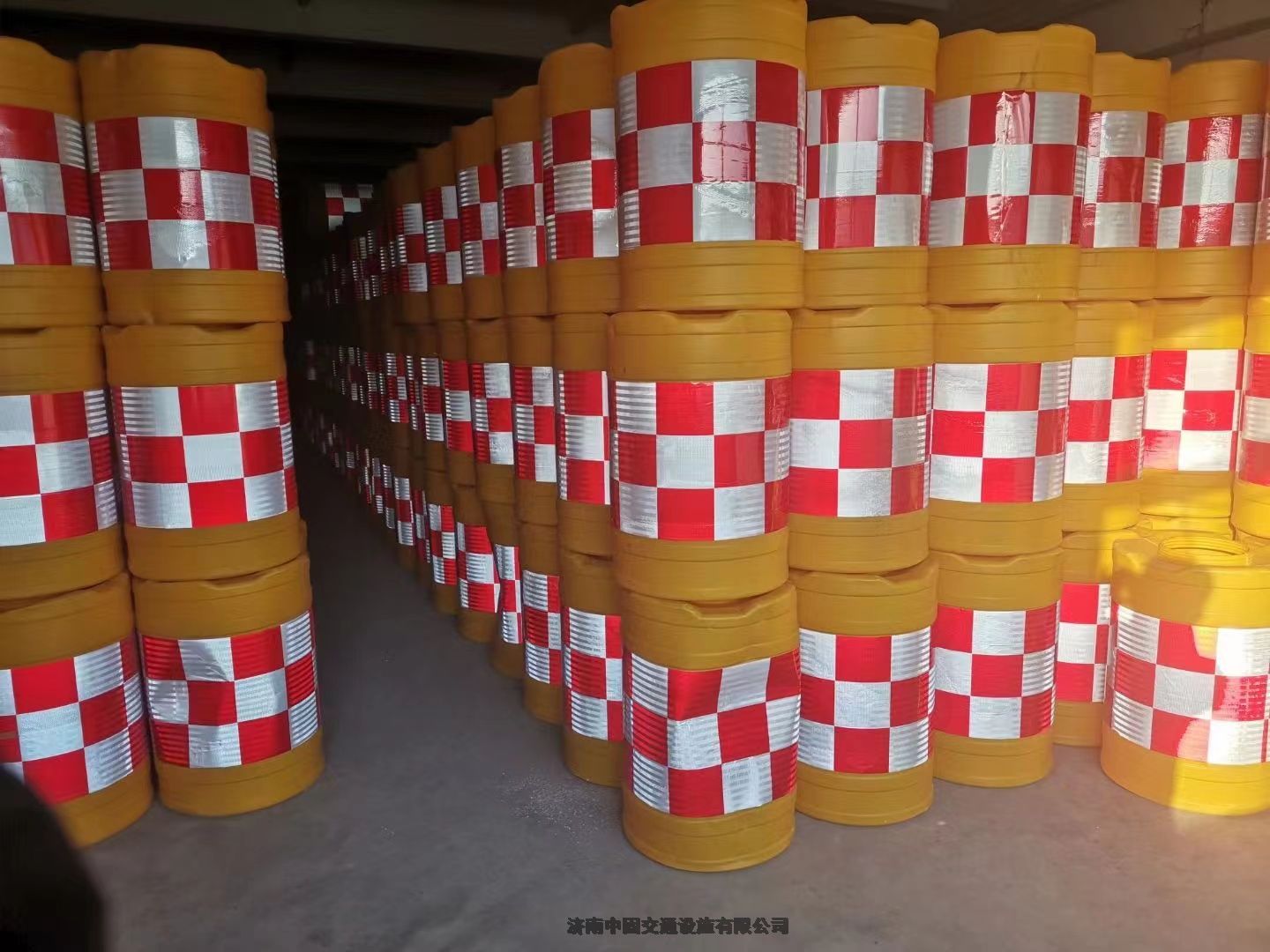 防撞桶类型_防撞桶厂家_进口PE树脂防撞桶