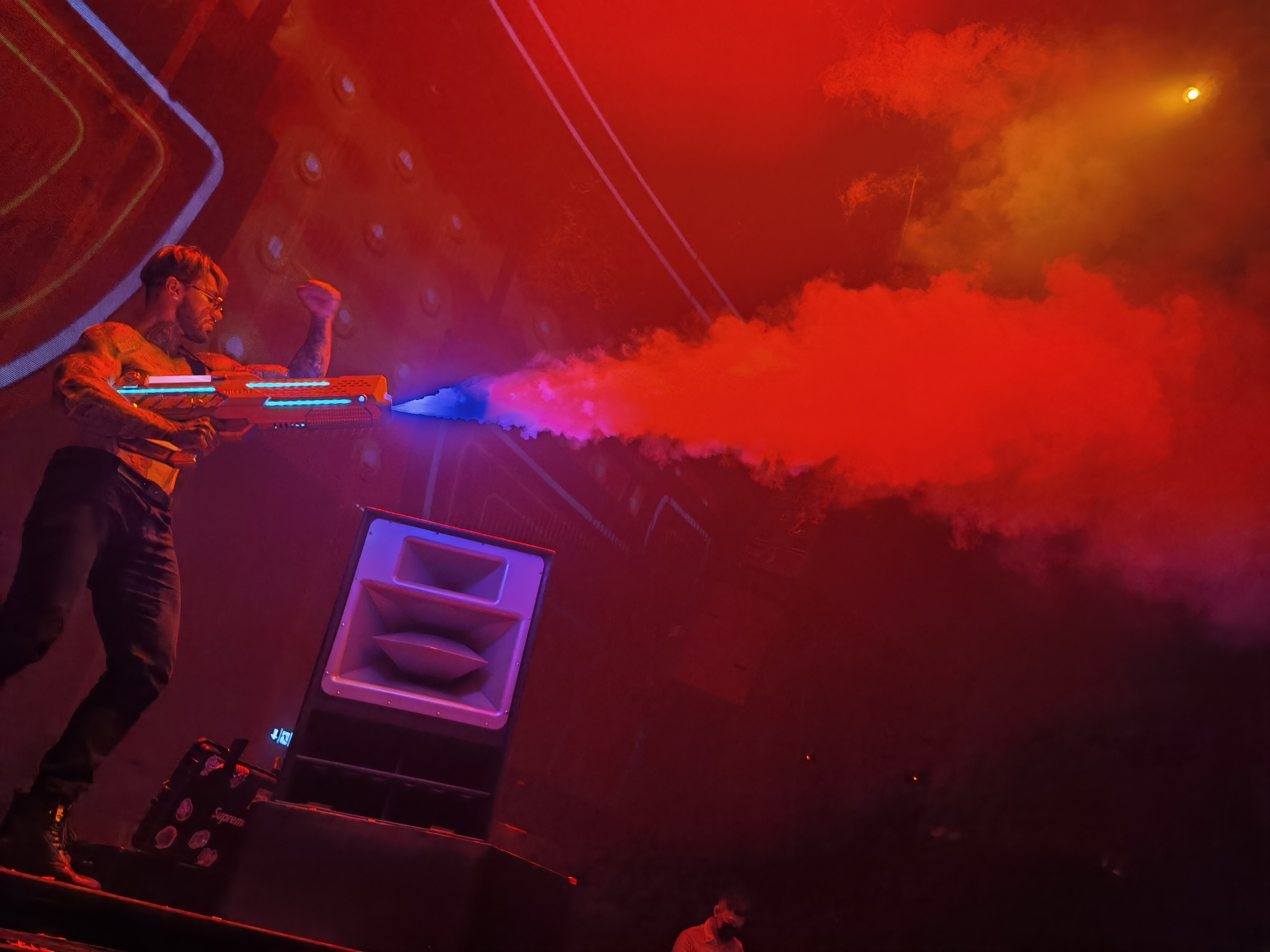 专业舞台设备品牌_电脑舞台灯_舞台设备推荐