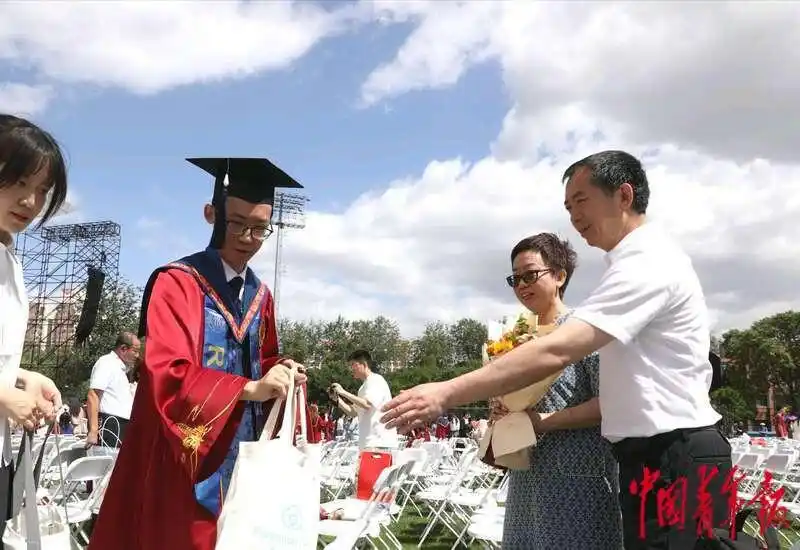 中国人民大学2024毕业典礼_中国人民大学毕业_中国人民大学毕业典礼现场