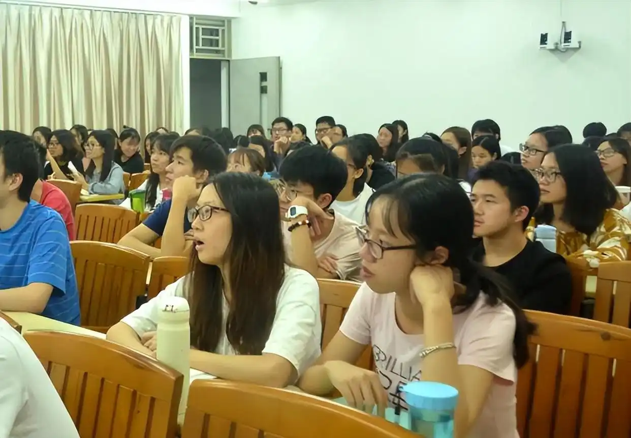 厦门大学学生_厦门大学宠学生 高校环境 海景宿舍