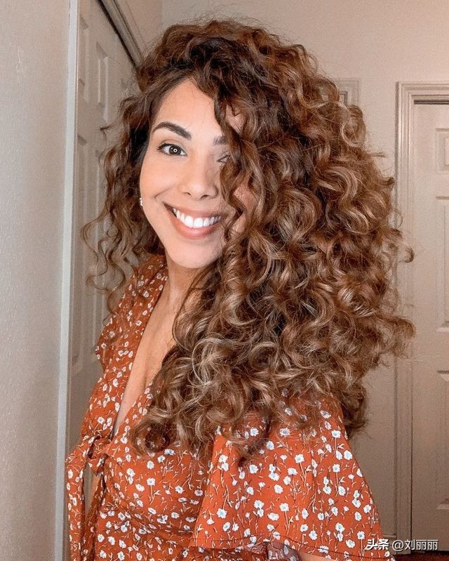 如何用卷发棒卷大波浪_自然卷发打理技巧_复古波浪卷造型