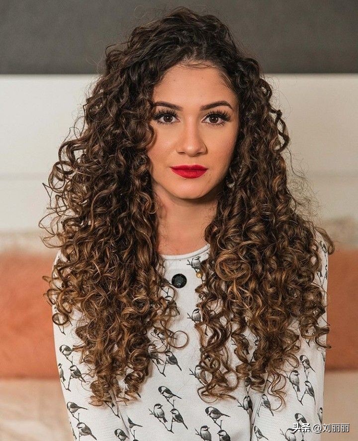 如何用卷发棒卷大波浪_自然卷发打理技巧_复古波浪卷造型