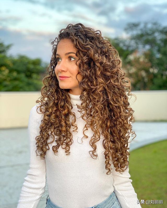 复古波浪卷造型_如何用卷发棒卷大波浪_自然卷发打理技巧