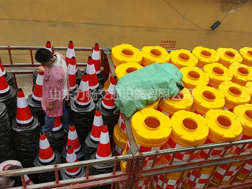 运输防撞桶注意事项_防撞桶设置_防撞桶运输车辆选择