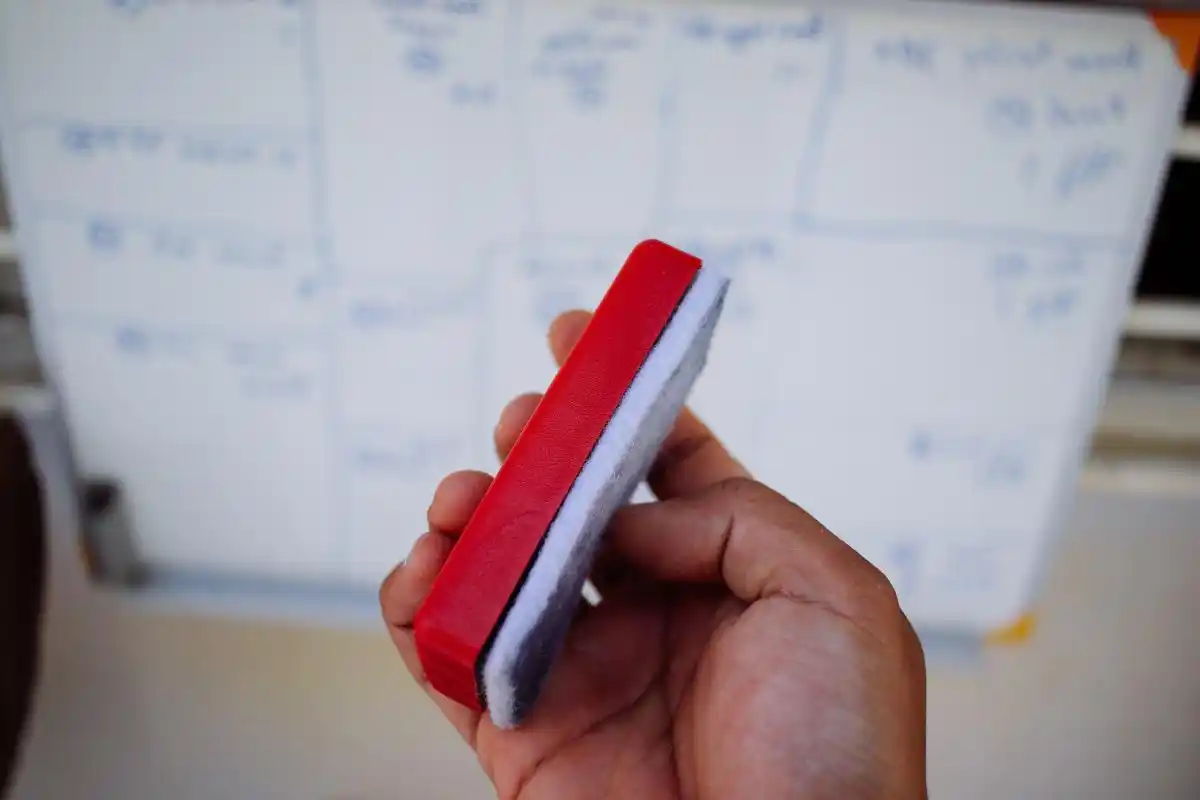 白板擦清洁顽固马克笔痕迹_去除白板马克笔痕迹方法_白板笔用什么能擦掉