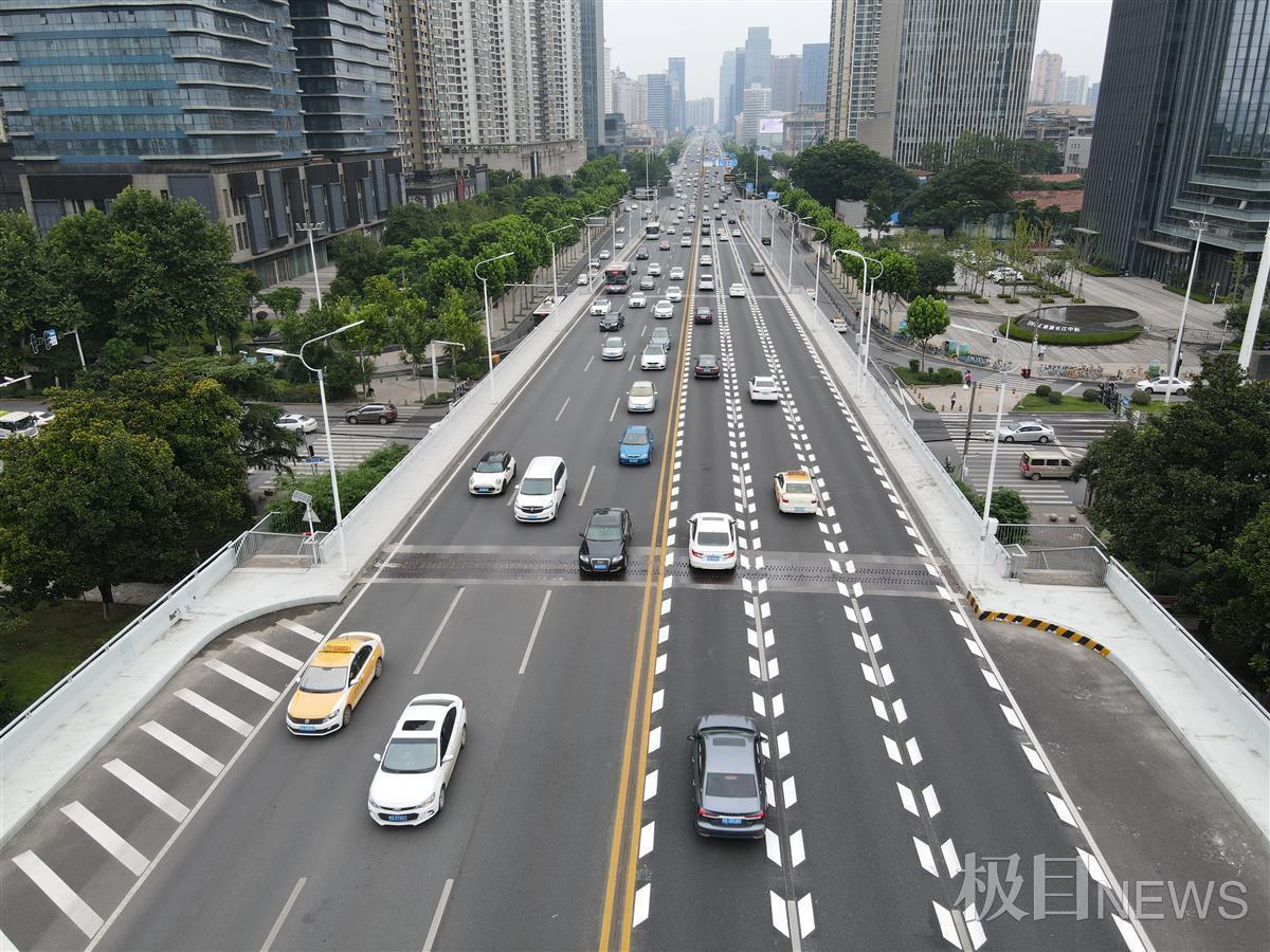 防撞桶设置_柔性警示柱_纵向减速标线