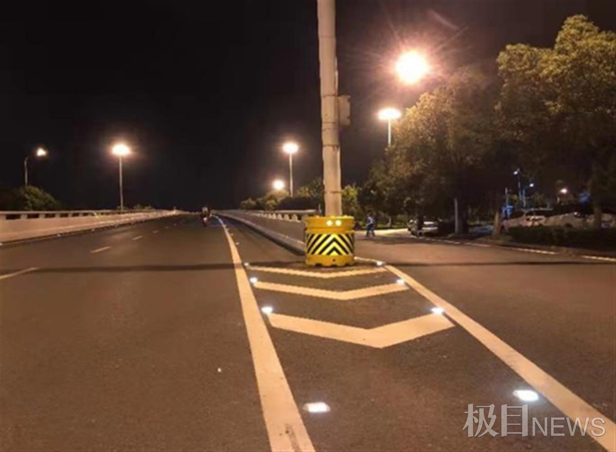 防撞桶设置_纵向减速标线_柔性警示柱