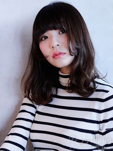 如何用卷发棒卷梨花头 技巧_内扣梨花头打理方法_梨花头怎么打理