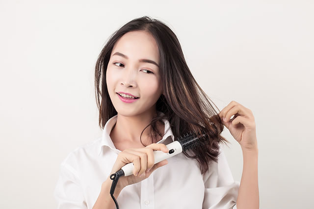 头发分区技巧_卷发棒使用方法及注意_卷发棒使用前