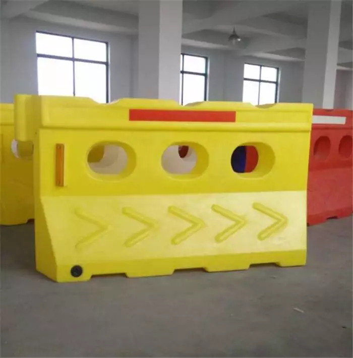 交通设施隔离墩_滚塑水马厂家_防撞桶厂家