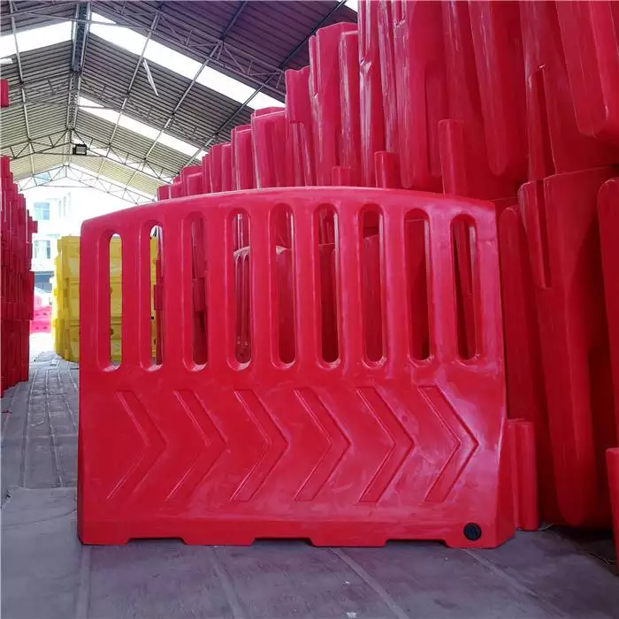 滚塑水马厂家_防撞桶厂家_交通设施隔离墩