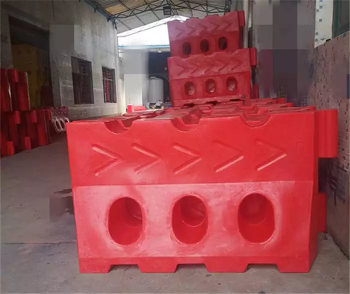 交通设施隔离墩_防撞桶厂家_滚塑水马厂家