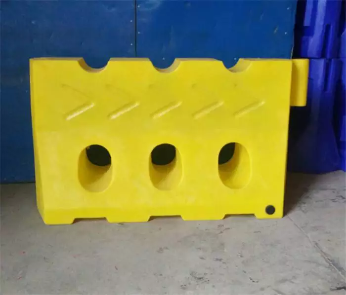 防撞桶厂家_滚塑水马厂家_交通设施隔离墩