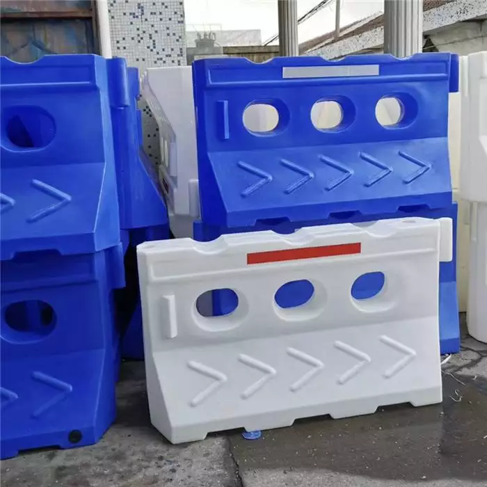 交通设施隔离墩_滚塑水马厂家_防撞桶厂家