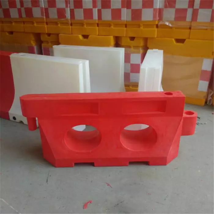 防撞桶厂家_交通设施隔离墩_滚塑水马厂家
