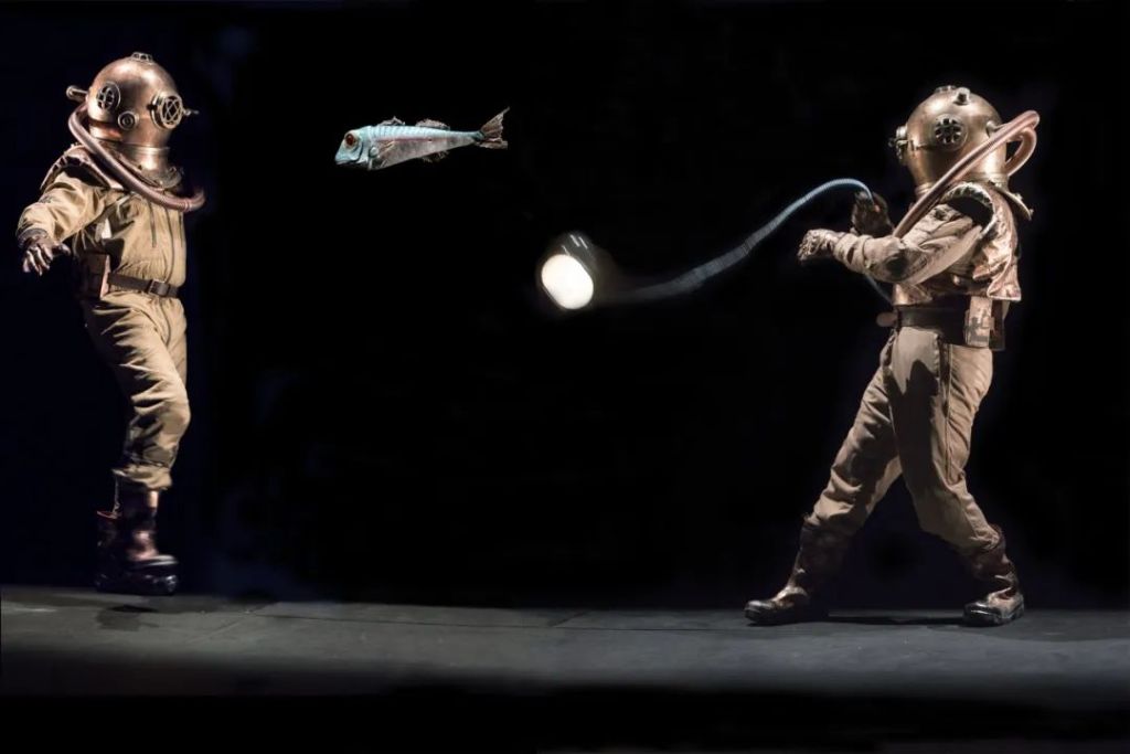 灯电脑插电视机后电脑黑屏_电脑灯_灯电脑唛架技