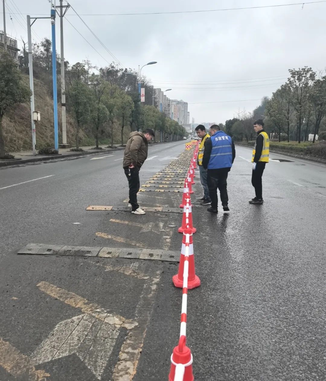 防撞桶安装_保障车辆及行人出行安全_消除车行道安全隐患