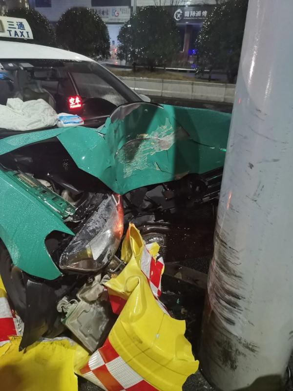 贵阳交警防撞桶_防撞桶作用_防撞桶事故案例