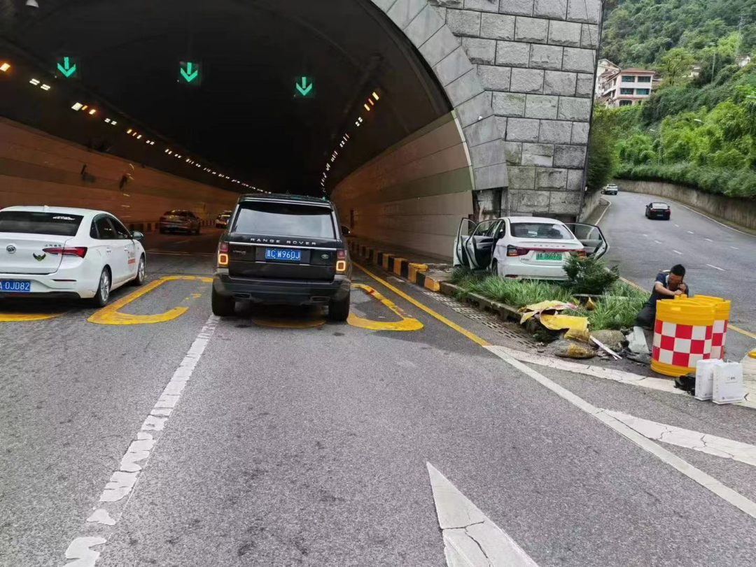 防撞桶安装_贵阳交警设置防撞桶地点_贵阳防撞桶作用