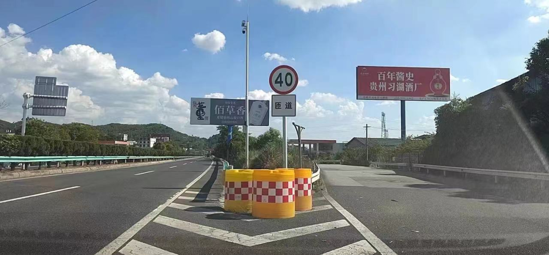 防撞桶安装_贵阳防撞桶作用_贵阳交警设置防撞桶地点