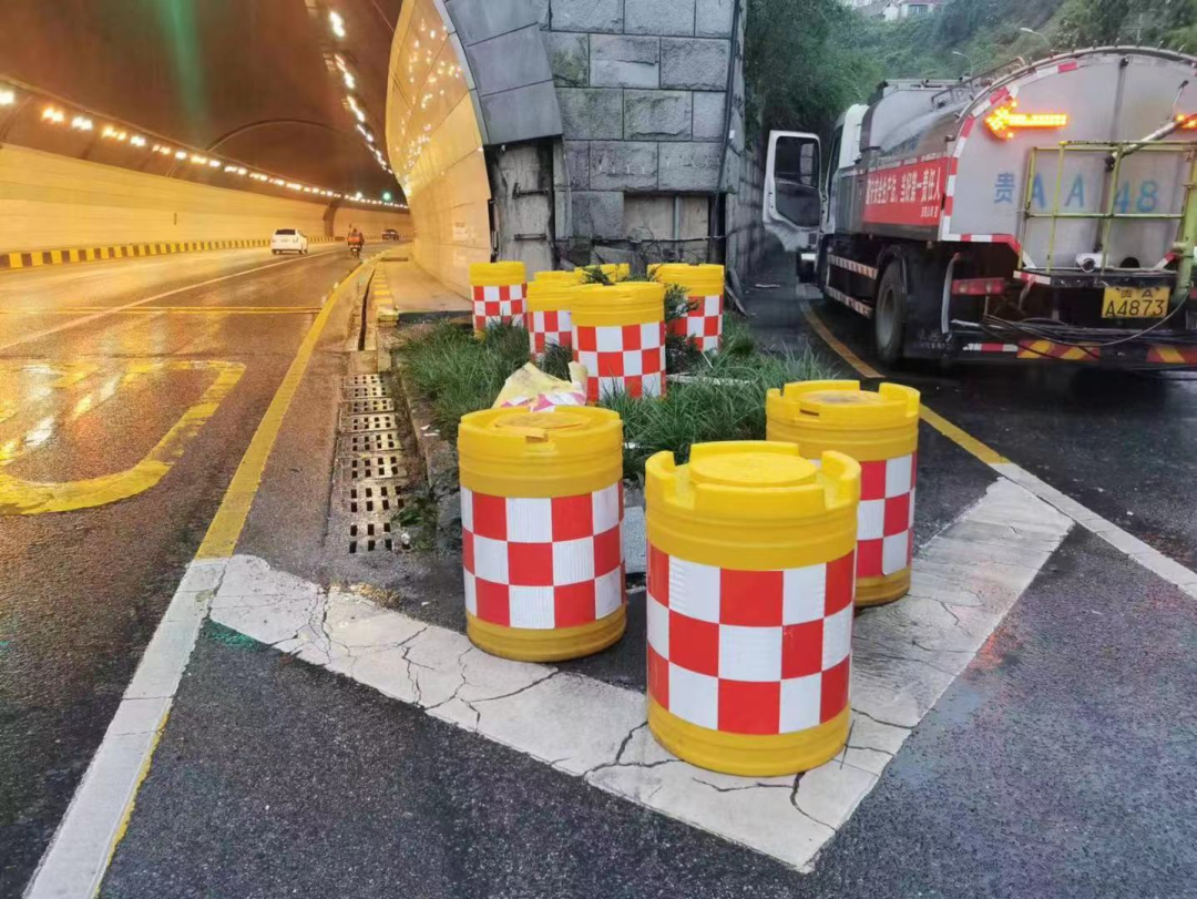 贵阳交警设置防撞桶地点_防撞桶安装_贵阳防撞桶作用