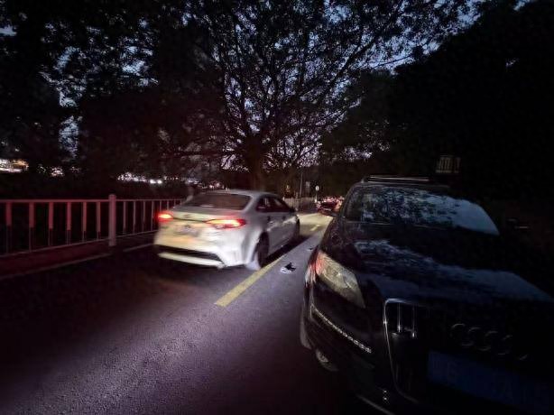 崔子格路灯下的大女孩_路灯下的大女孩广场舞_大路灯上手